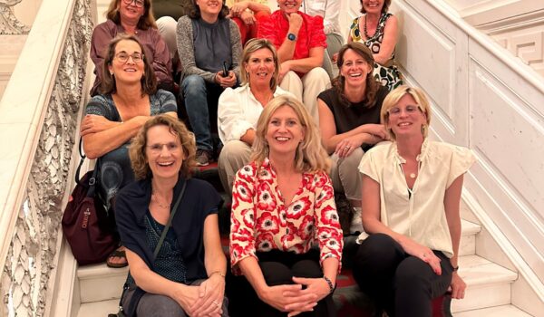 Groepsfoto op de trap in het provinciehuis